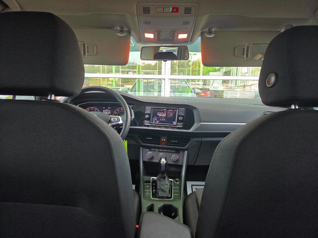 2020 Volkswagen Jetta SE R-Line photo 23