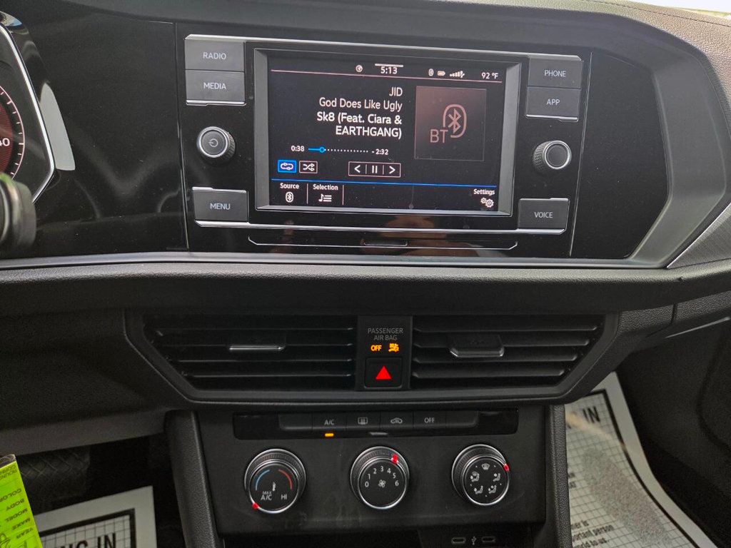 2020 Volkswagen Jetta SE R-Line photo 25