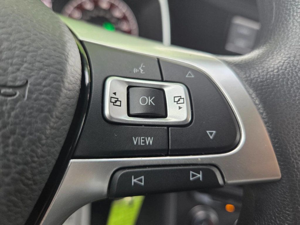 2020 Volkswagen Jetta SE R-Line photo 32