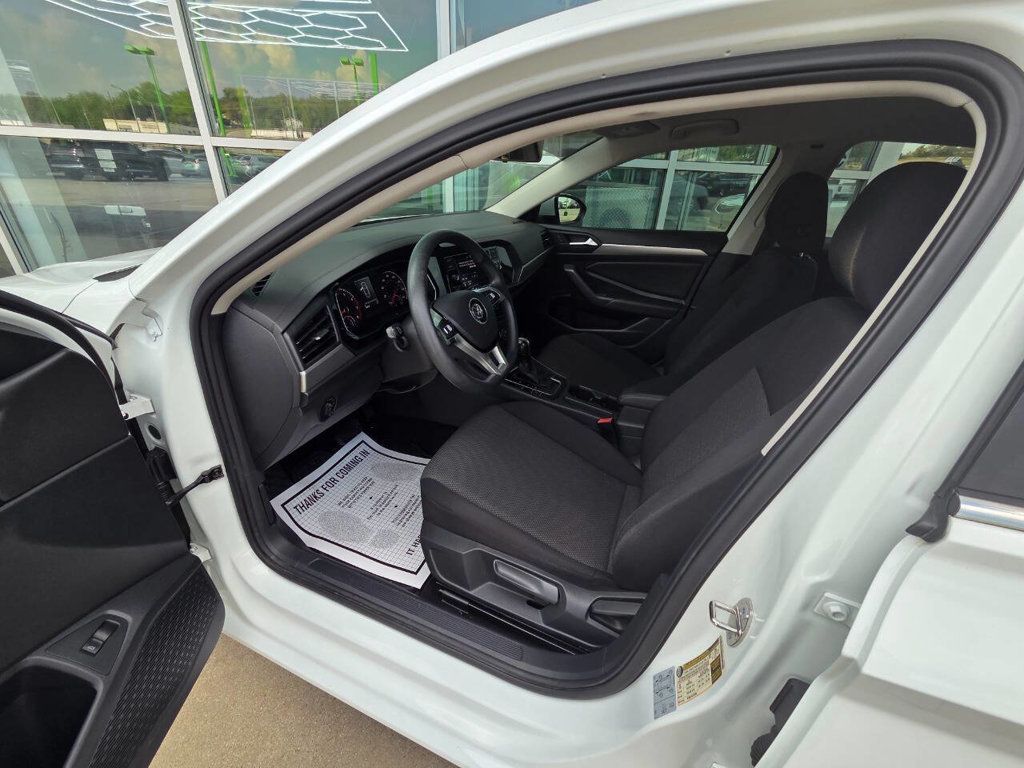2020 Volkswagen Jetta SE R-Line photo 9