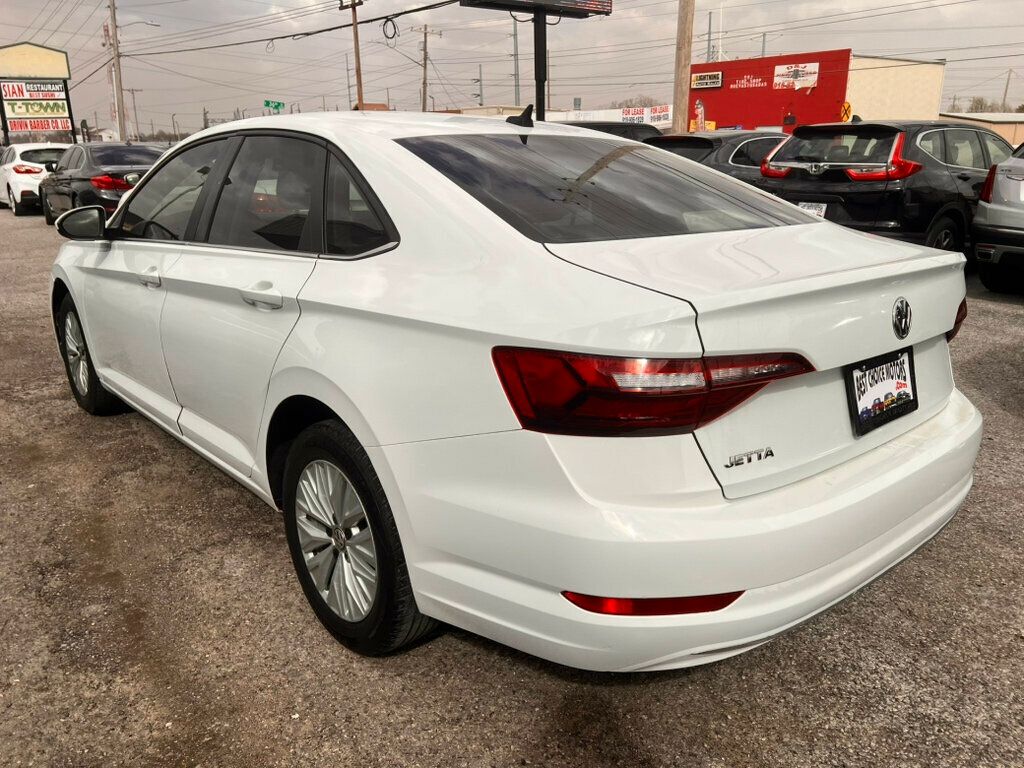 2020 Volkswagen Jetta SE R-Line photo 2