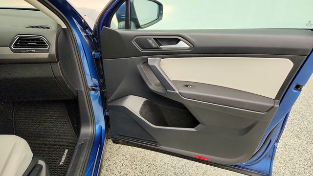 2020 Volkswagen Tiguan SE 4MOTION w/ Panoramic Sunroof - 23092470 - 19