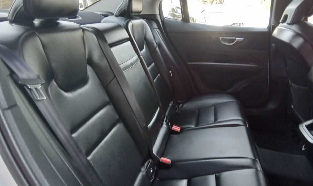 2020 Volvo S60 T5 Momentum photo 11