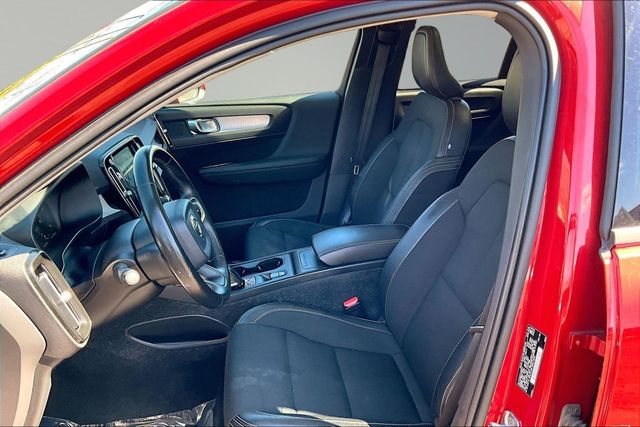 2020 Volvo XC40 T5 AWD Momentum - 22999744 - 9