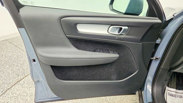 2020 Volvo XC40 T5 AWD Momentum w/ Premium Package & 20'' Alloy Wheels - 23006423 - 9