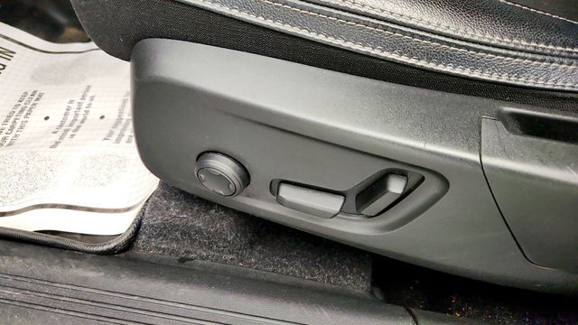 2020 Volvo XC40 T5 AWD Momentum w/ Premium Package & 20'' Alloy Wheels - 23006423 - 10