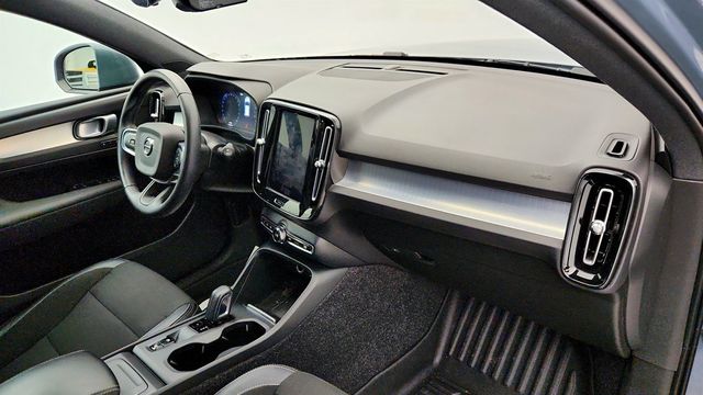2020 Volvo XC40 T5 AWD Momentum w/ Premium Package & 20'' Alloy Wheels - 23006423 - 22