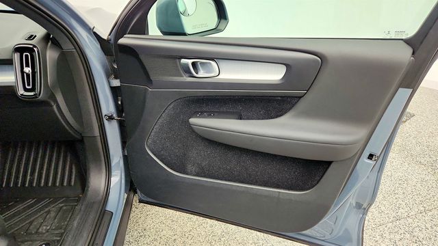 2020 Volvo XC40 T5 AWD Momentum w/ Premium Package & 20'' Alloy Wheels - 23006423 - 23