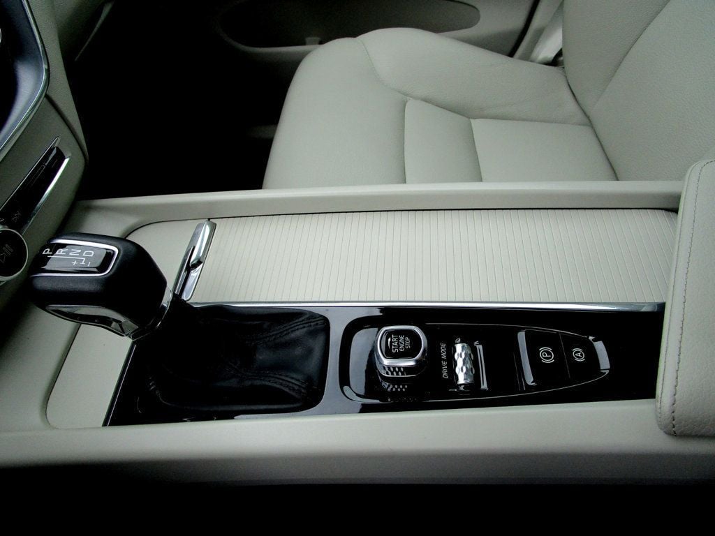 2020 Volvo XC60 T5 AWD Momentum - 23084123 - 23