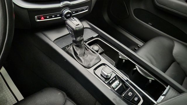 2020 Volvo XC60 T5 AWD Momentum with Premium & Multimedia Packages + 20'' Wheels - 22944173 - 16