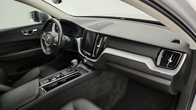 2020 Volvo XC60 T5 AWD Momentum with Premium & Multimedia Packages + 20'' Wheels - 22944173 - 24