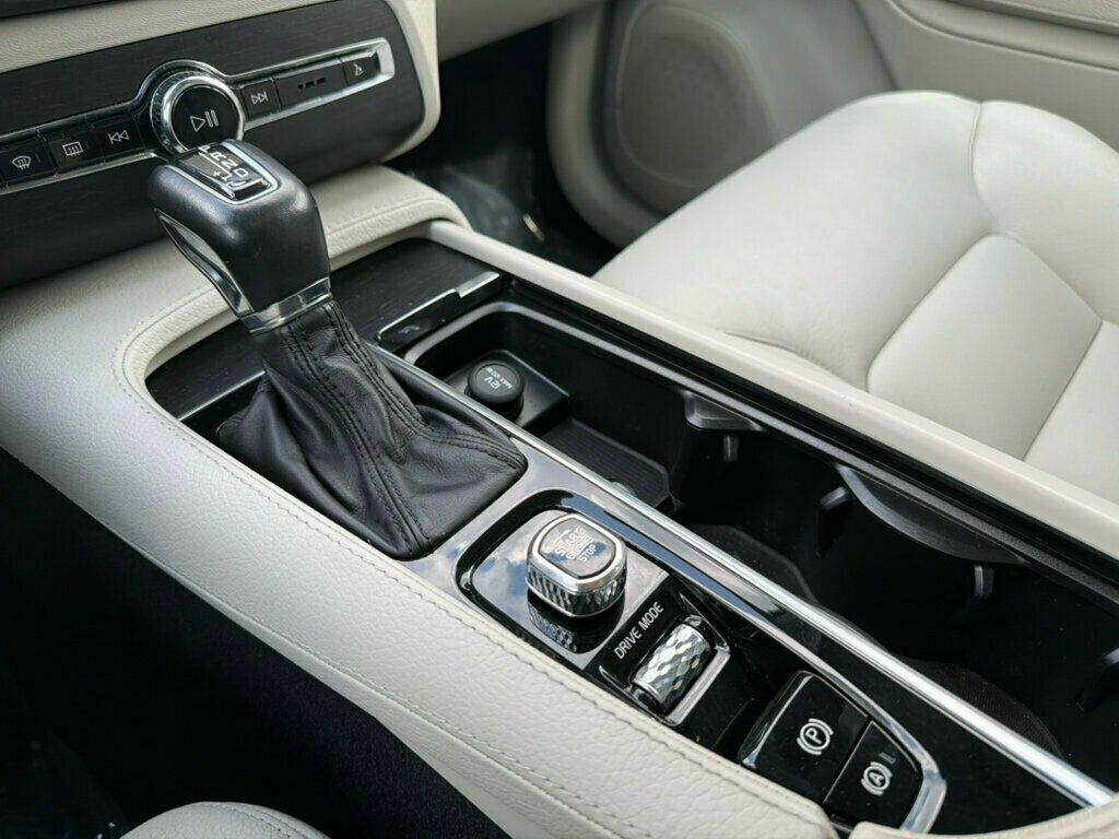 2020 Volvo XC90 T5 AWD Momentum 7 Passenger - 23023195 - 33