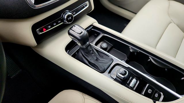 2020 Volvo XC90 T5 FWD Momentum 7 Seater w/ Advanced & Multimedia Packages - 23014787 - 16