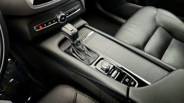 2020 Volvo XC90 T6 AWD Momentum 7 Seater w/ Advanced Pkg & harman/kardon Audio - 23033174 - 16