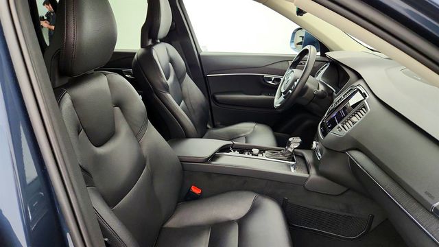 2020 Volvo XC90 T6 AWD Momentum 7 Seater w/ Advanced Pkg & harman/kardon Audio - 23033174 - 26