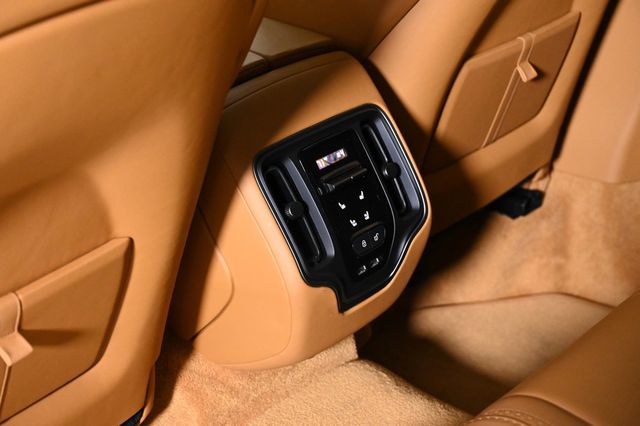 2021 Aston Martin DBX 550 - 22944479 - 14