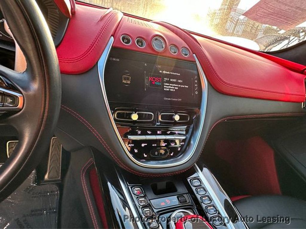 2021 Aston Martin DBX photo 15