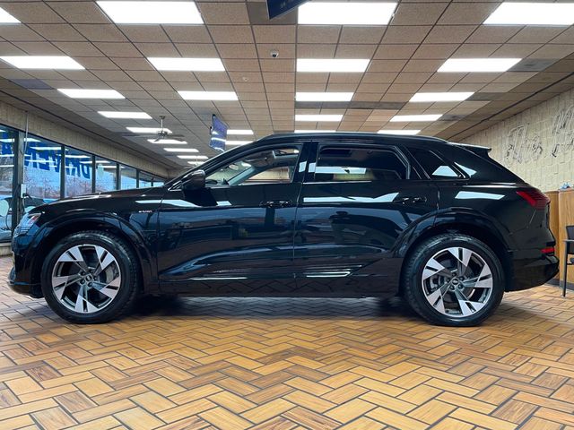 2021 Audi e-tron Premium quattro - 22949908 - 4