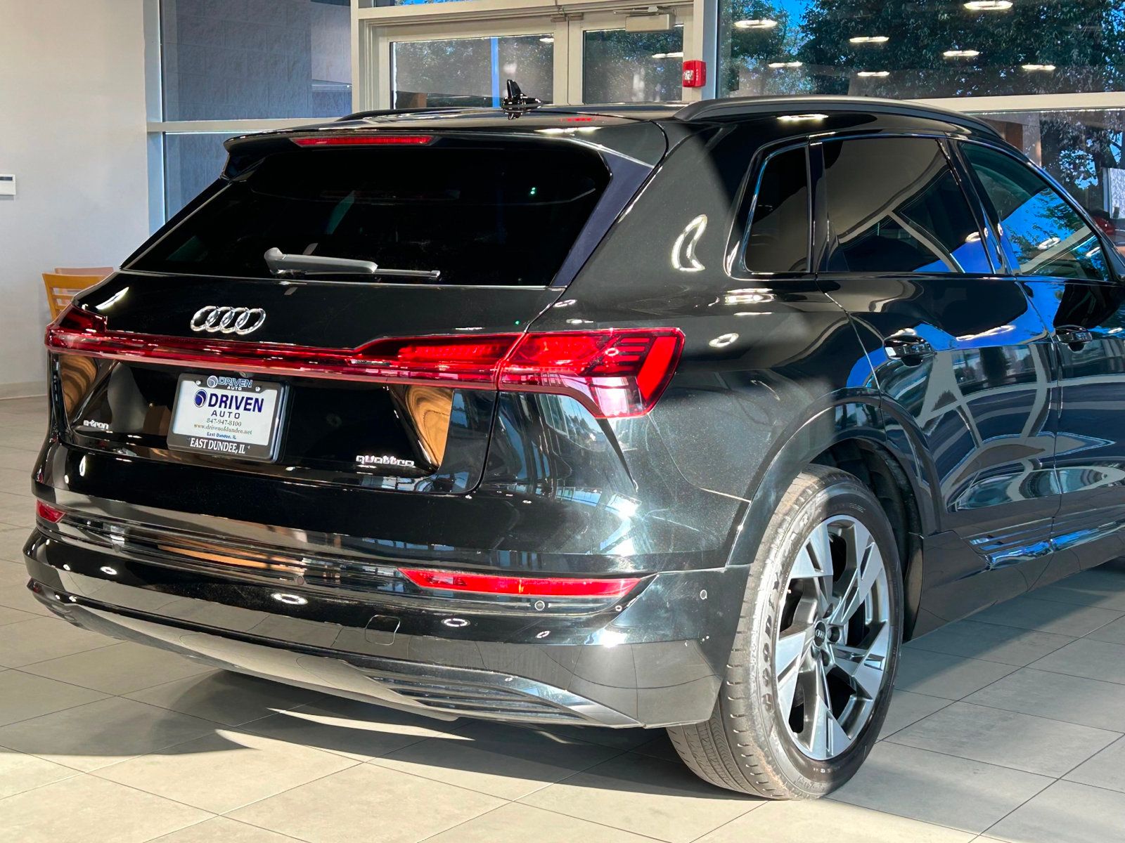 2021 Audi e-tron Premium photo 9