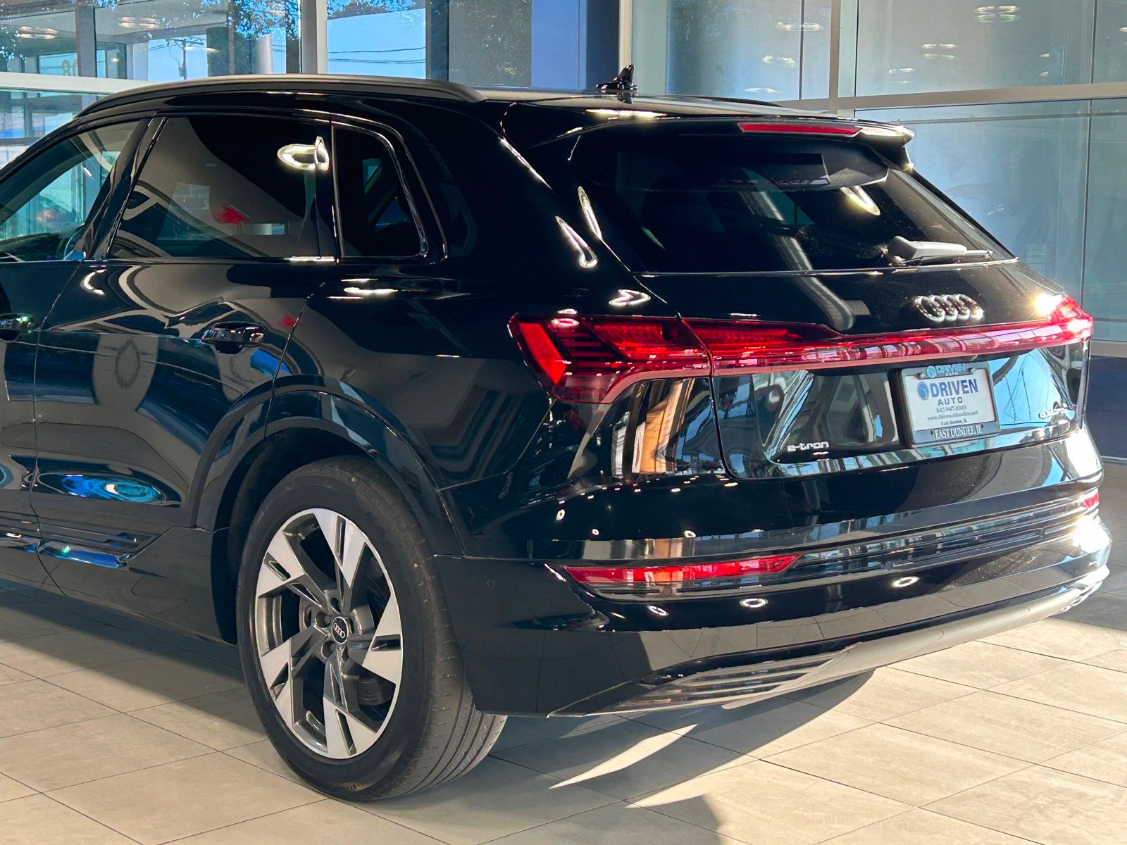 2021 Audi e-tron Premium photo 11