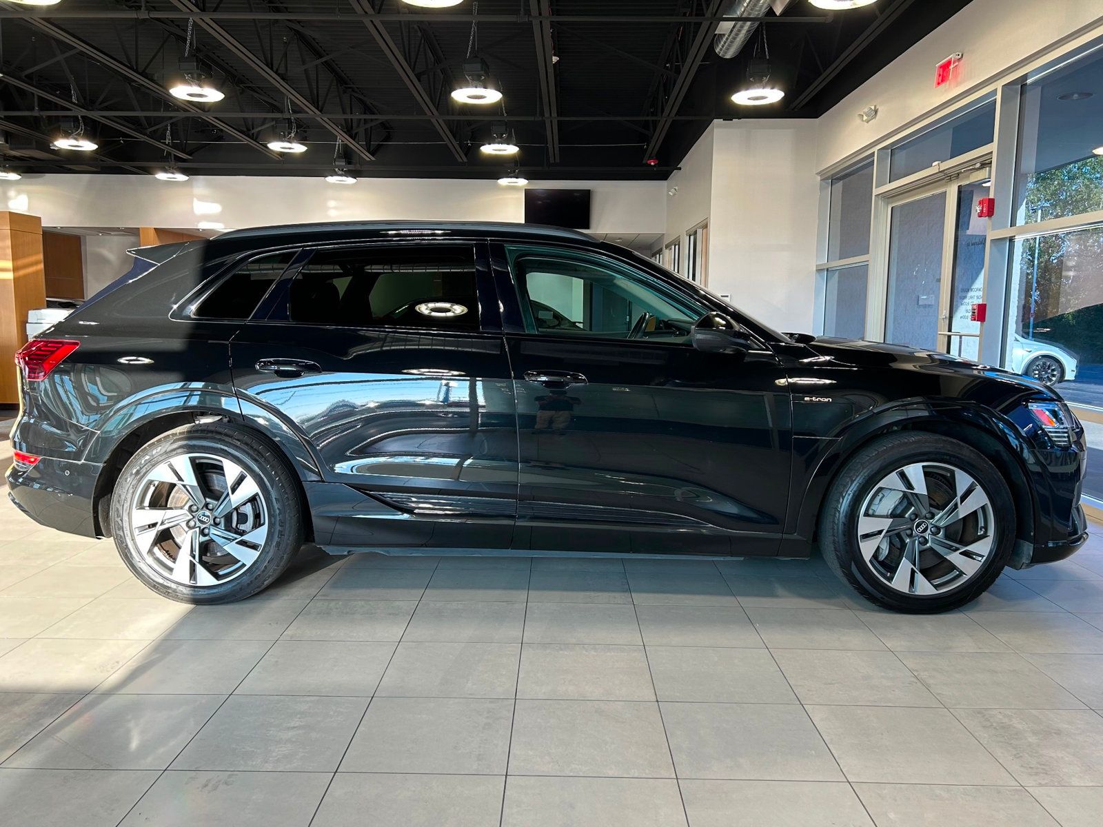 2021 Audi e-tron Premium photo 13