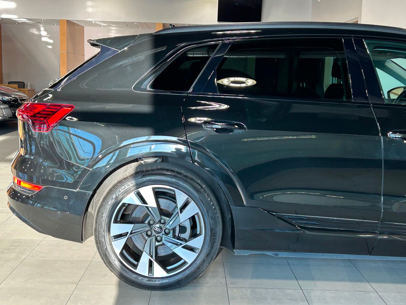 2021 Audi e-tron Premium photo 15
