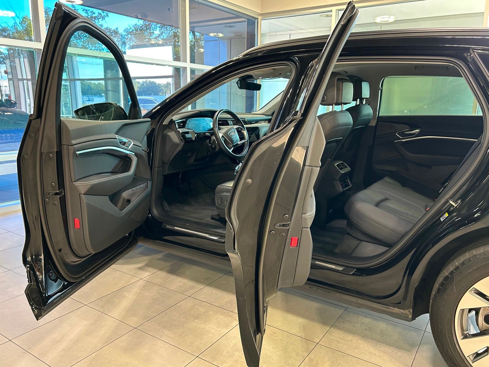 2021 Audi e-tron Premium photo 16