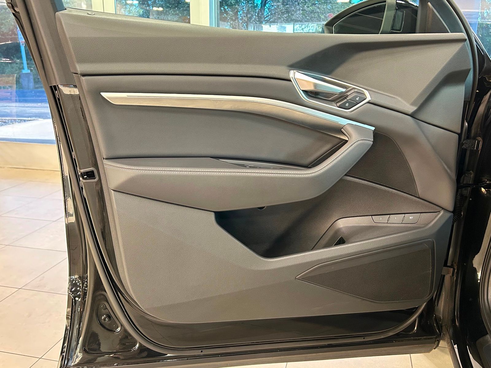 2021 Audi e-tron Premium photo 17