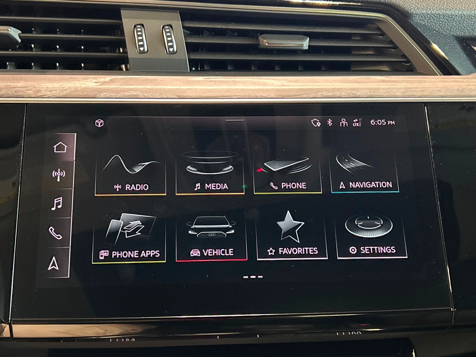 2021 Audi e-tron Premium photo 28