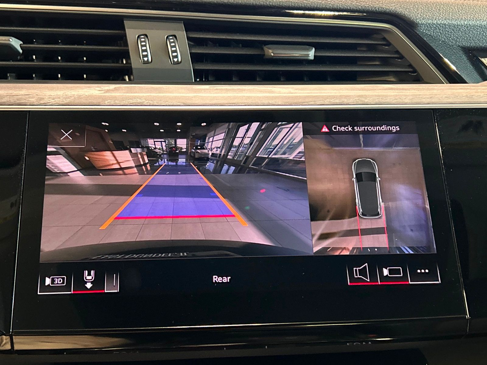 2021 Audi e-tron Premium photo 33