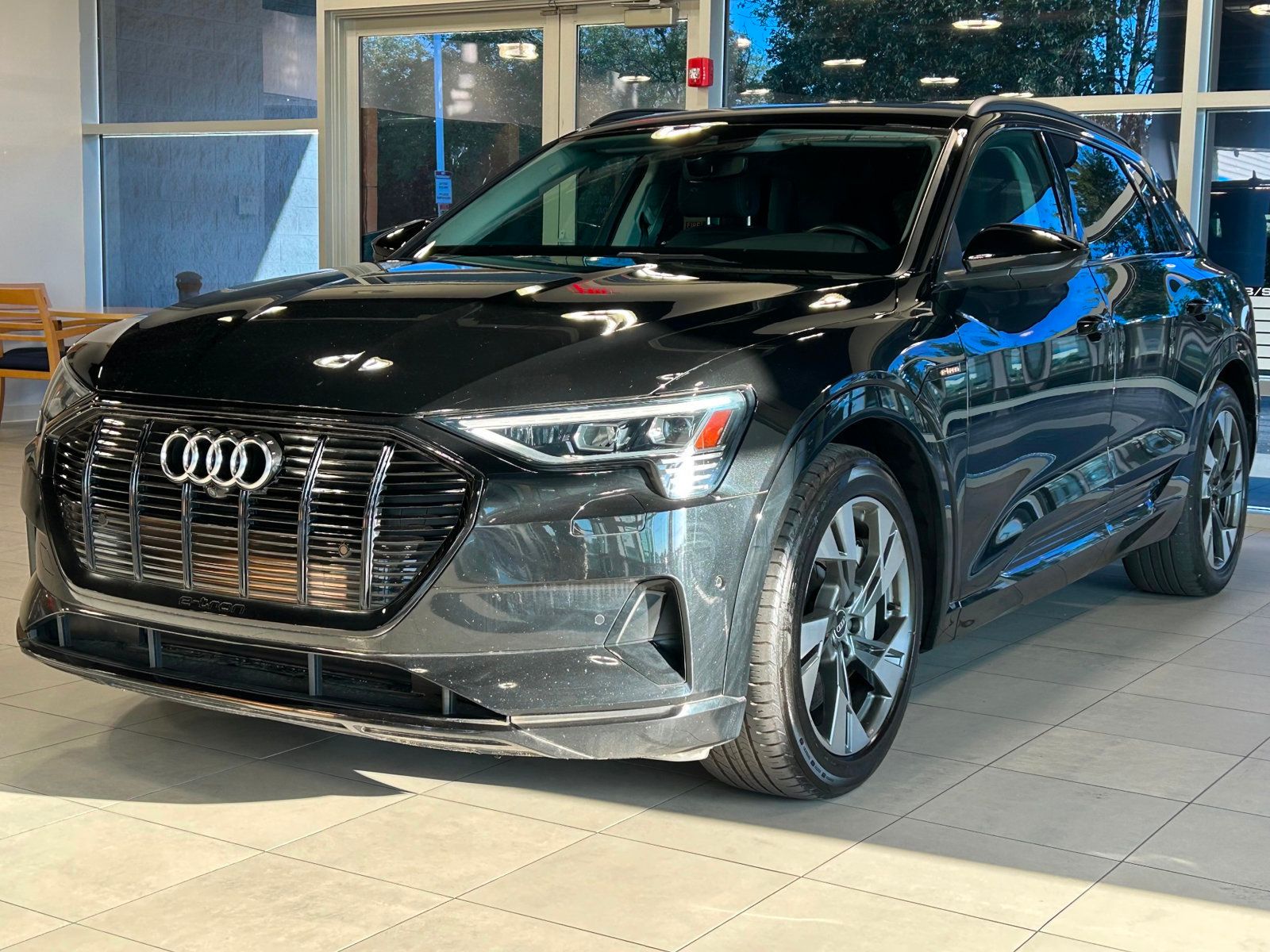 2021 Audi e-tron Premium photo 2