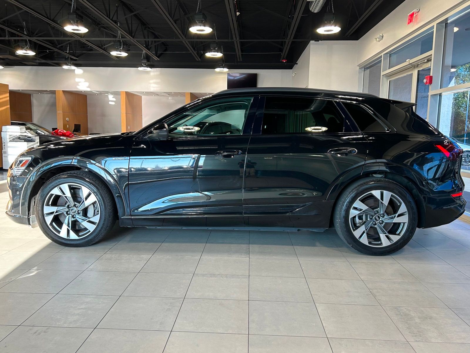 2021 Audi e-tron Premium photo 5