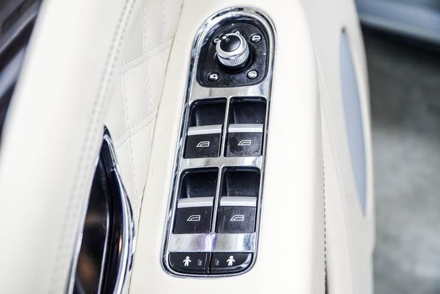 2021 Bentley Bentayga V8 AWD - 23012528 - 45