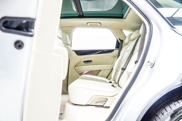 2021 Bentley Bentayga V8 AWD - 23012528 - 49