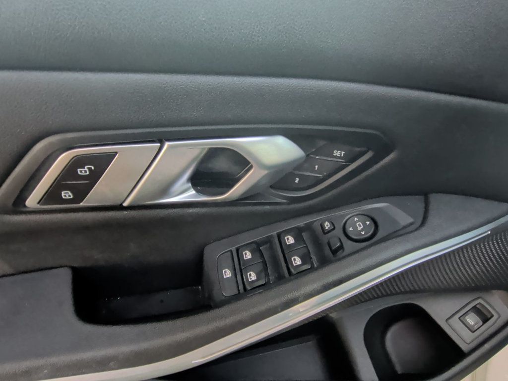 BMW 3 Series 330i photo 12