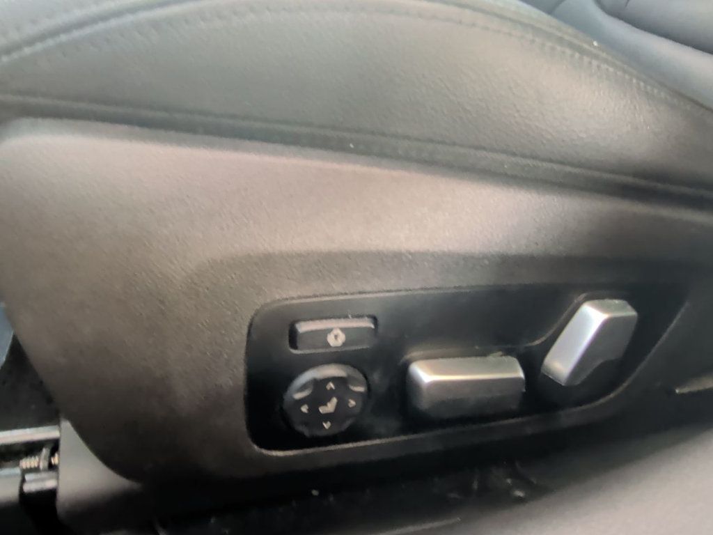 BMW 3 Series 330i photo 13