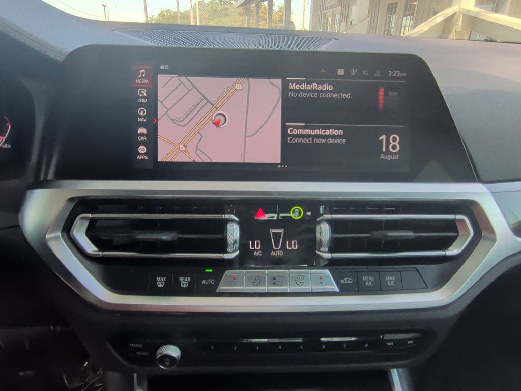BMW 3 Series 330i photo 17