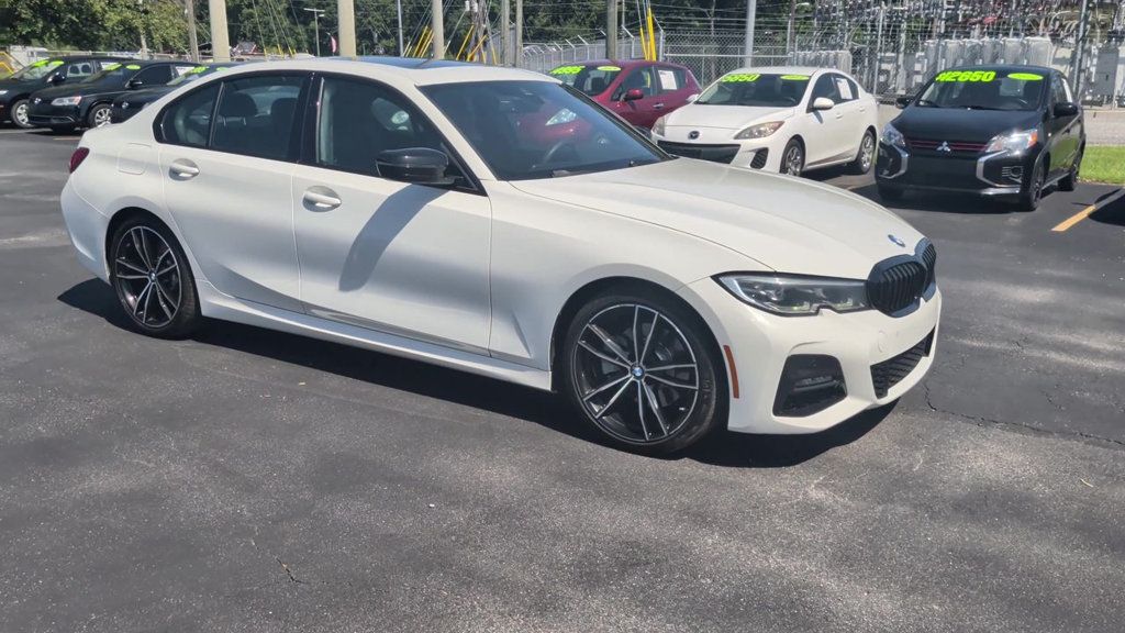 BMW 3 Series 330i photo 2