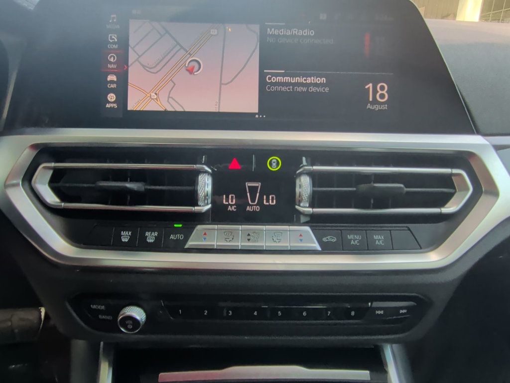 BMW 3 Series 330i photo 20