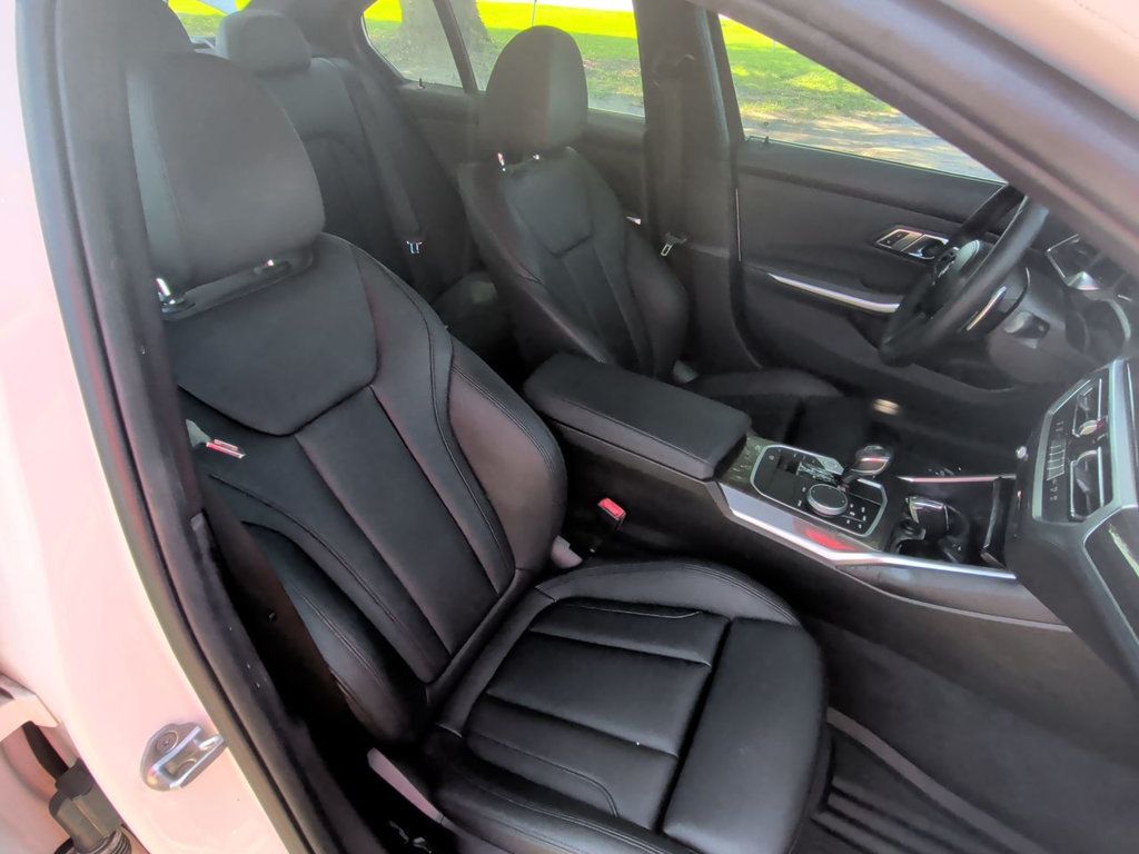 BMW 3 Series 330i photo 22