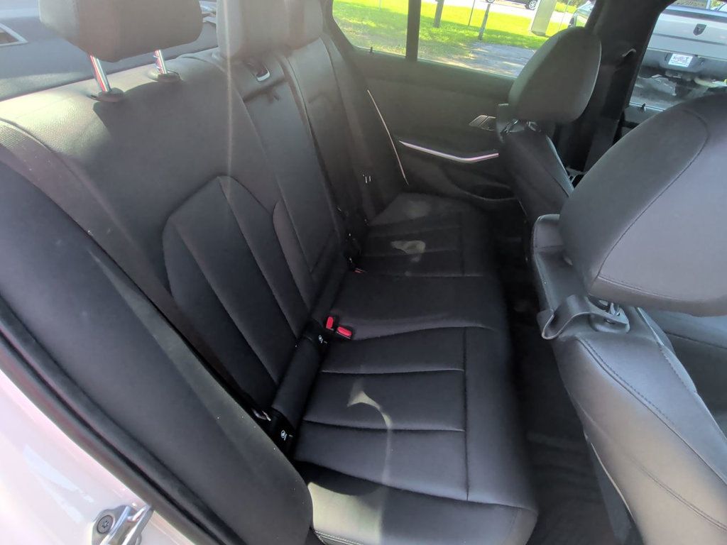 BMW 3 Series 330i photo 23