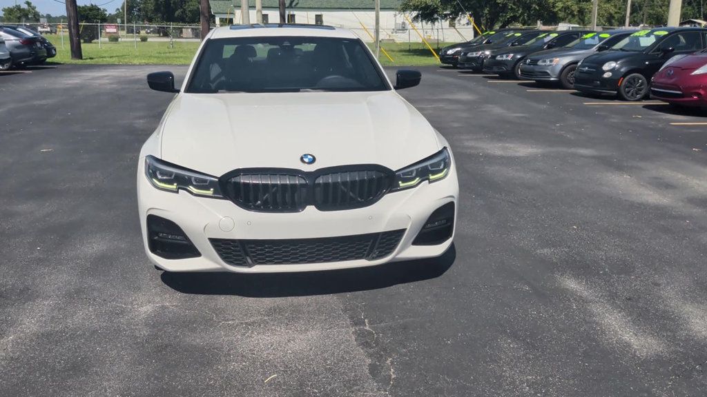 BMW 3 Series 330i photo 3