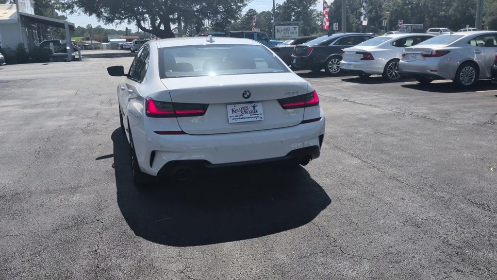 BMW 3 Series 330i photo 7