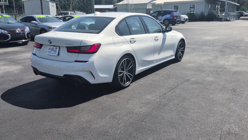 BMW 3 Series 330i photo 8