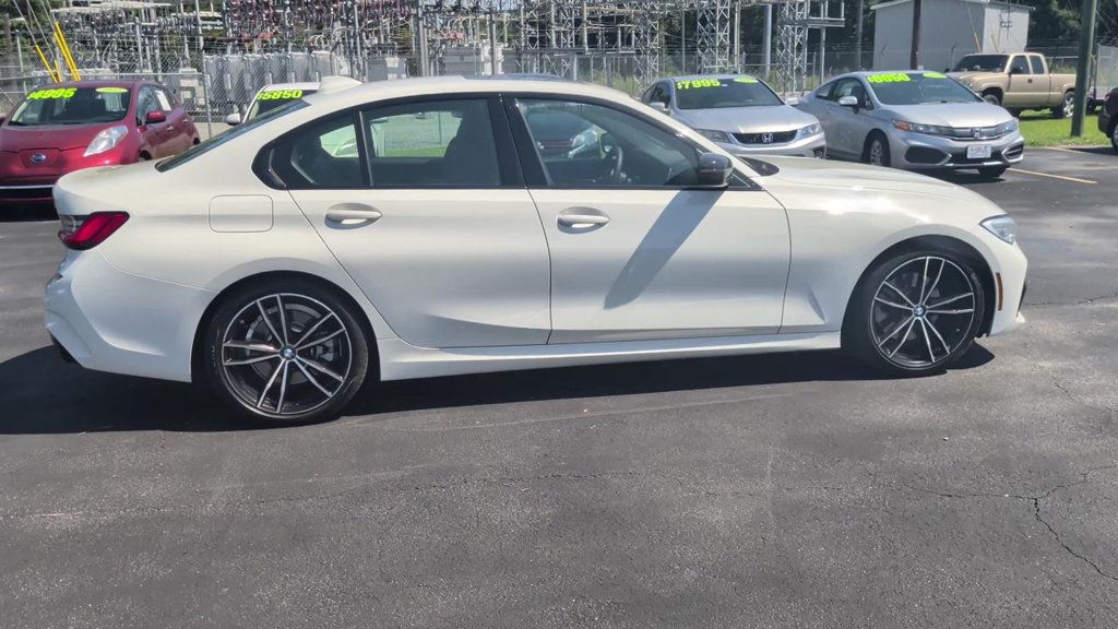 BMW 3 Series 330i photo 9