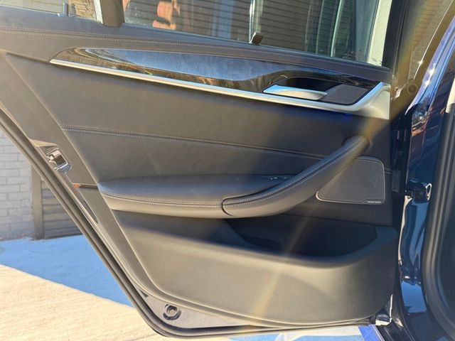 2021 BMW 5 Series M550i xDrive - 22932620 - 36