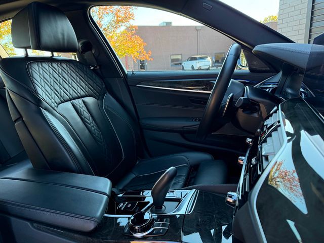 2021 BMW 5 Series M550i xDrive - 22932620 - 44