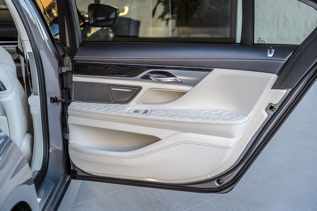 2021 BMW 7 Series  - 22952625 - 52