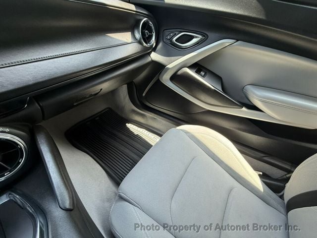 2021 Chevrolet Camaro 2dr Convertible 1LT - 23038886 - 18