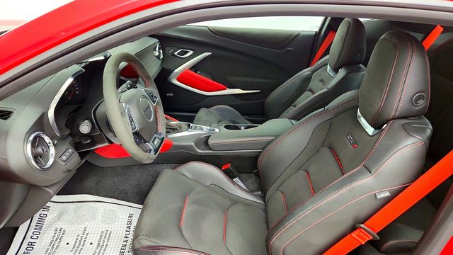 2021 Chevrolet Camaro 2dr Coupe ZL1 w/ 10-Speed Automatic, Carbon Hood Insert & Nav. - 23101976 - 17